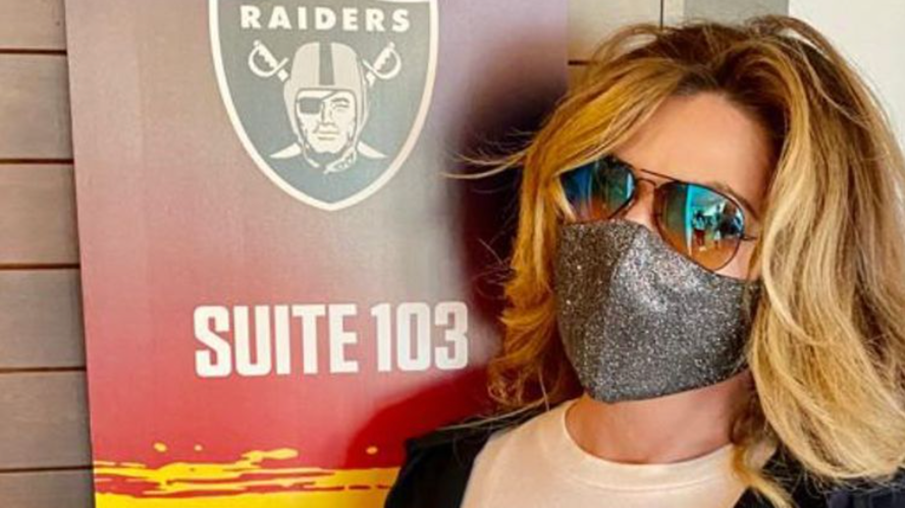 Shania Twain Salutes Women In NFL On 26th Anniversary of 'The Woman in Me' - Vimarsana News