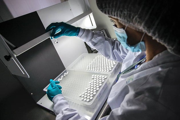 Una trabajadora de Insud Pharma en un