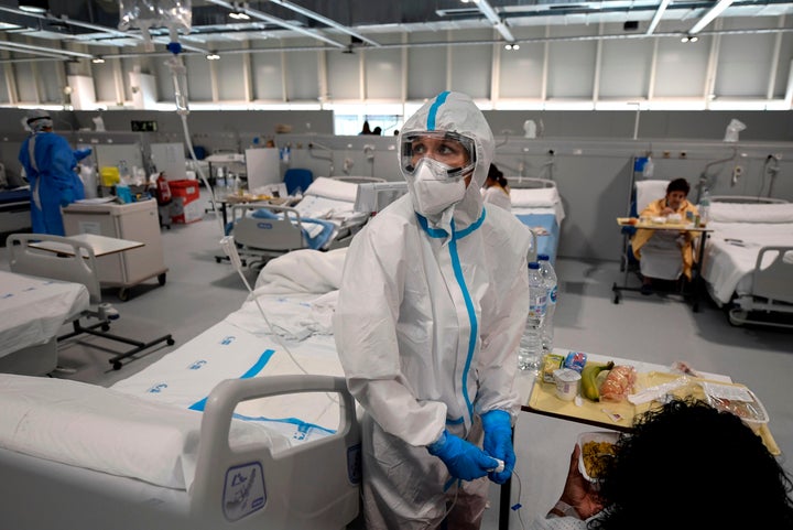 Un sanitario trabajando en el Isabel Zendal.