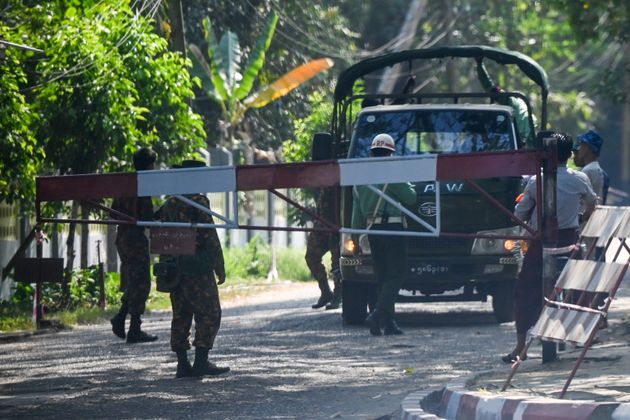 Des soldats à un point de contrôle militaire à Yangon, la capitale économique de Birmanie, le 1er février 2021.