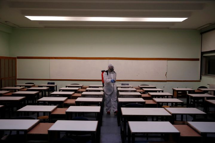 13 Μαρτίου 2020. Απολύμανση σε αίθουσα διδασκαλίας του ΕΜΠ, στην Aθήνα. (AP Photo/Thanassis Stavrakis)