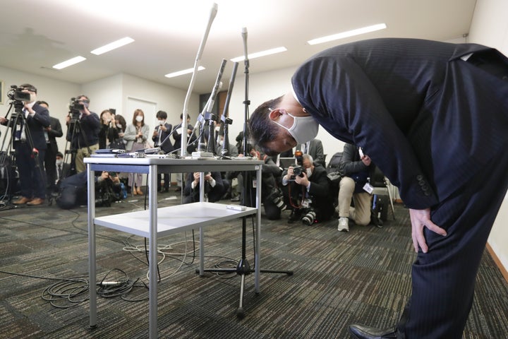 議員辞職を表明し、謝罪する公明党の遠山清彦衆院議員＝2月1日、東京・永田町の衆院議員会館 