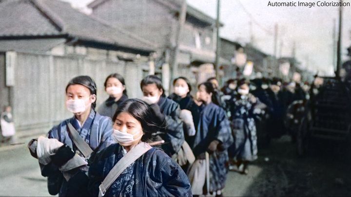 マスクを着用して通学する日本の女学生たち。1920年初め頃に撮影された写真をカラー化（渡邉教授のツイートより）