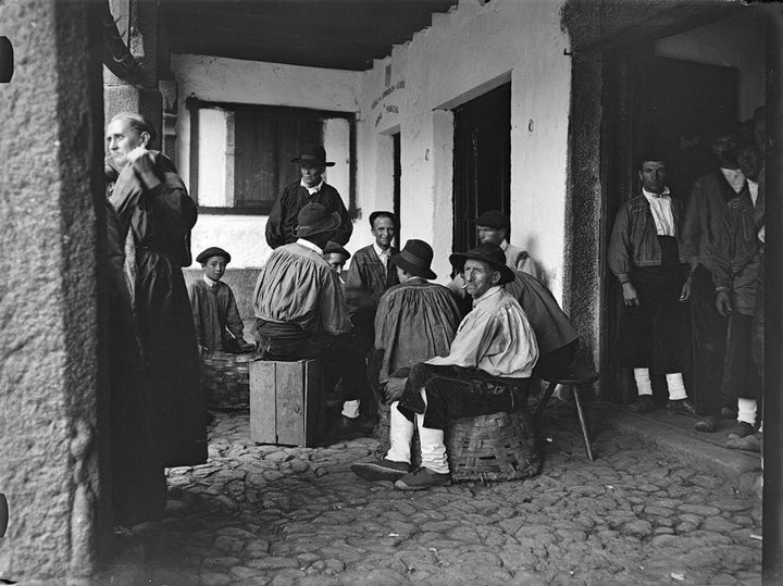 Jugadores de cartas sentados en cestos y cajas en La Alberca, entre los años 1928 y 1936.
