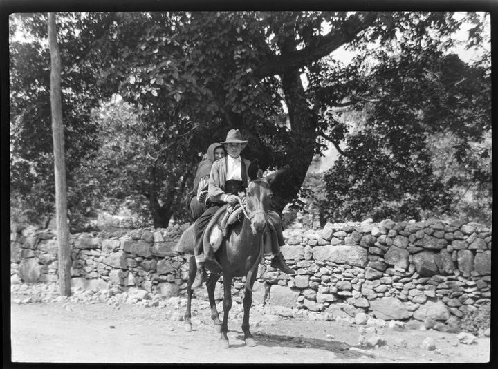 Campesinos a caballo en La Alberca (Salamanca), en una imagen tomada entre 1928 y 1936.