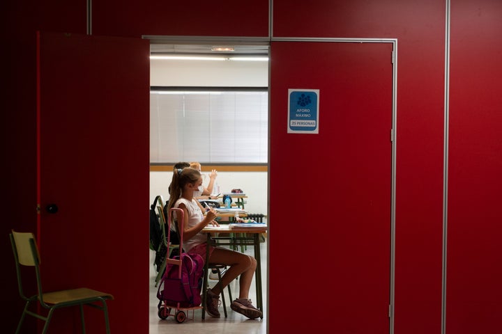 Estudiantes con mascarilla en la 'vuelta al cole' en Valencia, en septiembre de 2020.