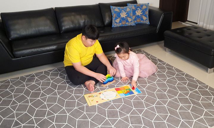 Ο Kwon Joon παίζοντας με την μικρότερη αδερφή του.