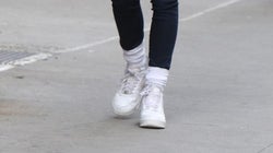 Calcetines blancos por encima del pantalón: la primera tendencia de