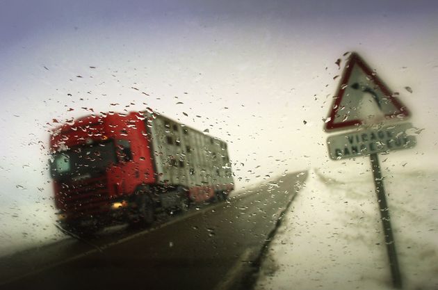 Ce mercredi 10 février au matin, 35 départements sont en vigilance orange à cause des chutes de neige. Sur la route notamment, la situation est compliquée (image d'illustration prise en 2005 en Bourgogne). 