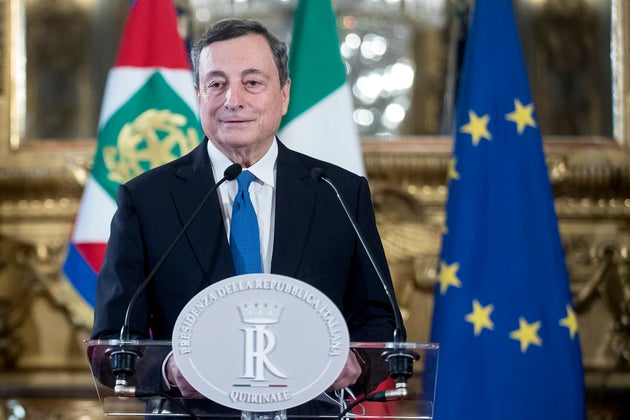 Mario Draghi comparece ante la prensa tras aceptar la petición del presidente de Italia, Sergio Mattarella,...