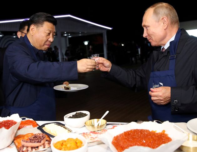 Vladimir Putin y Xi Jinping brindan en un foro económico en Vladivostok, Rusia, en septiembre...