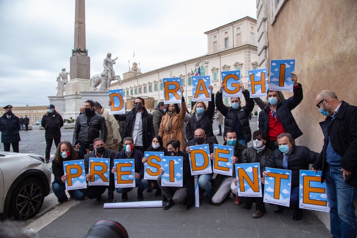 Una concentración de apoyo a Mario Draghi frente al palacio Quirinale.