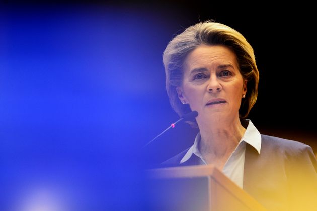 S’exprimant ce mercredi 10 février 2021 à l’occasion d’une séance plénière du Parlement européen, la présidente de la Commission européenne Ursula Von der Leyen a admis des retards, des dysfonctionnements qu’elle s’est toutefois engagée à corriger. (Johanna Geron, Pool via AP)