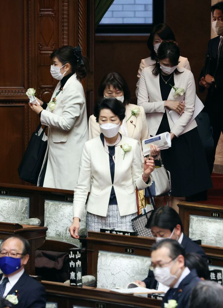 森喜朗会長の女性蔑視発言に抗議し、「白い服装」や胸に「白いバラ」を着用して衆院本会議に臨む野党議員（2021年2月9日撮影）