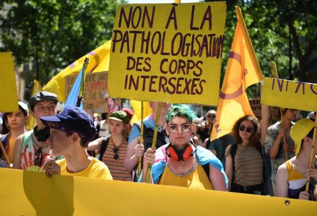 Une manifestante porte une pancarte contre la 