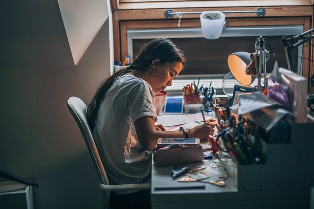 Una ni&ntilde;a haciendo los deberes en su