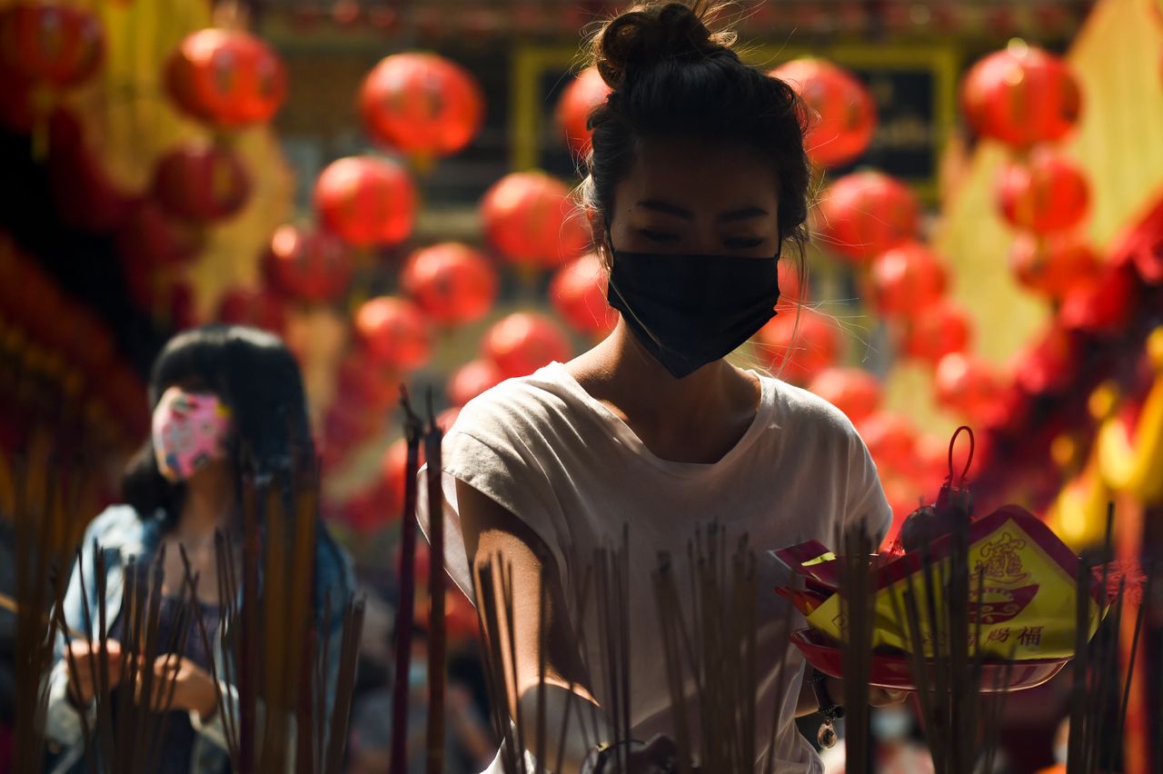 Γυναίκα με προστατευτική μάσκα στις γιορτές για το νέο Κινέζικο έτος.