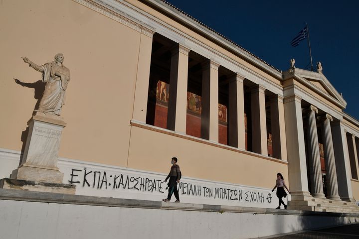 Καμία συναίνεση μεταξύ των πολιτικών δυνάμεων για το μέλλον των Πανεπιστημίων, ενώ η κυβέρνηση υποστηρίζει ότι η εικόνα αταξίας και ενίοτε βίας θα αλλάξει με το νέο νομοσχέδιο για την Παιδεία. Αμέτρητα τα ερωτήματα. Εικόνα με πανό που κρέμασαν μπροστά από το πανεπιστήμιο στην Αθήνα ορισμένοι από τους διαδηλωτές στο πανεκπαιδευτικό συλλαλητήριο στις 10 Φεβρουαρίου 2021. (Photo by LOUISA GOULIAMAKI / AFP) (Photo by LOUISA GOULIAMAKI/AFP via Getty Images)