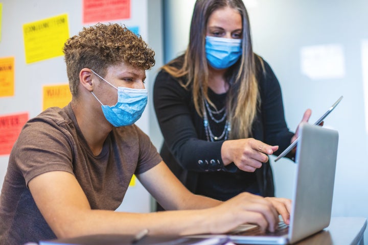 D'élever la pondération du deuxième bulletin à 65% pourrait mettre «beaucoup trop de pression sur les élèves et sur le personnel enseignant», juge la FAE. (photo d'archives)