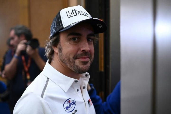 Fernando Alonso llega a una rueda de prensa el 3 de enero de 2020 en Yeda (Arabia Saudí), dos días antes del inicio del último Rally Dakar