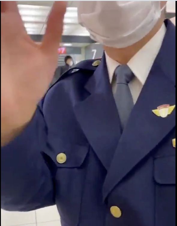 東京駅の構内で男性に職務質問をする警視庁の警察官
