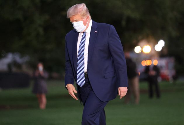 L'ancien président Donald Trump regagne la Maison Blanche, à Washington le 5 octobre 2020  après avoir été hospitalisé 3 jours au centre médical national Walter Reed, à cause du Covid-19