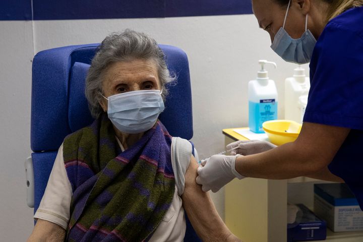 Ηλικιωμένη εμβολιάζεται στο νοσοκομείο "Ευαγγελισμός" (16/1/2021)