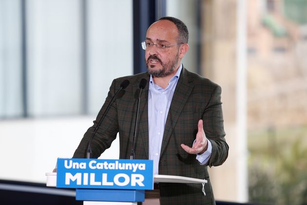 El candidato del PP a la presidencia de la Generalitat de Cataluña, Alejandro Fernández,...