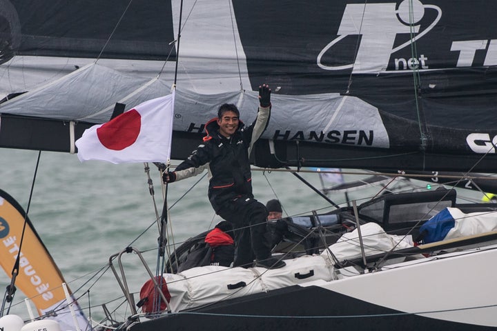 フランス西部の港町レ・サーブル・ドロンヌ沖のフィニッシュラインに達した直後の白石康次郎さん＝2021年2月11日