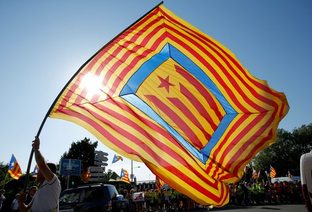 Un manifestant arbore le drapeau séparatiste catalan lors d'un rassemblement devant le Parlement européen à Strasbourg, le 2 juillet 2019 (Photo Vincent Kessler / Reuters)