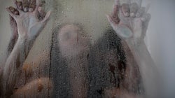 Cosas que nos venden como románticas, pero que en realidad te hacen pasar un mal