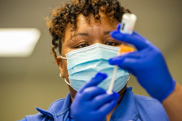 Une infirmière américaine remplissant une seringue seringues avec le vaccin Moderna, dans...