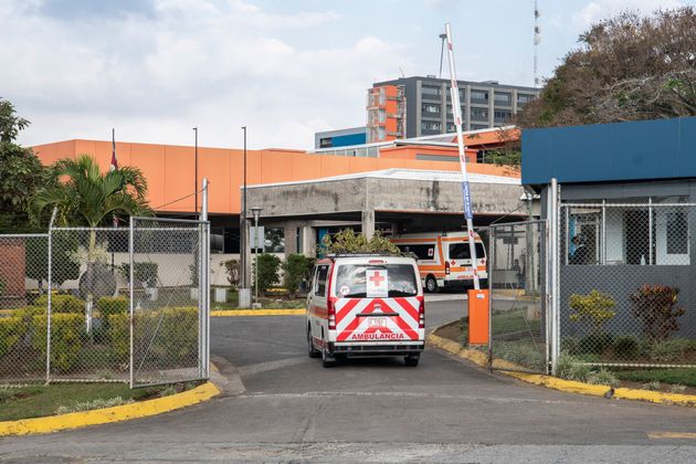 Des retraités français bloqués au Costa Rica par le Covid depuis près de 3 semaines (Photo: une ambulance entre dans l