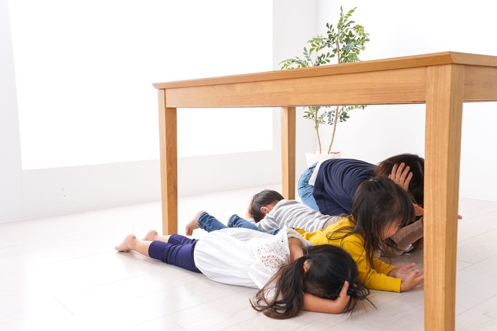 Children taking refuge from earthquake