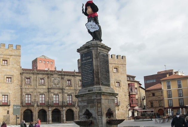 Estatua del rey Pelayo en Gijón, disfrazada de