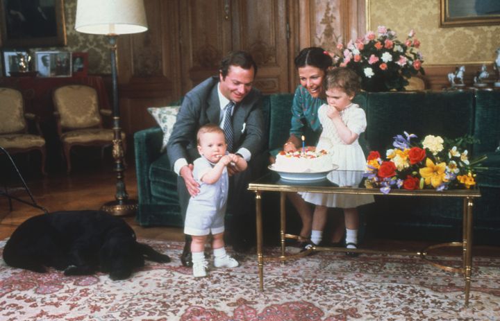 Ο βασιλιάς της Σουηδίας Κάρολος Γουσταύος και η βασίλισσα Σίλβια με τα δύο από τρία παιδιά τους. Απρίλιος 1980. 
