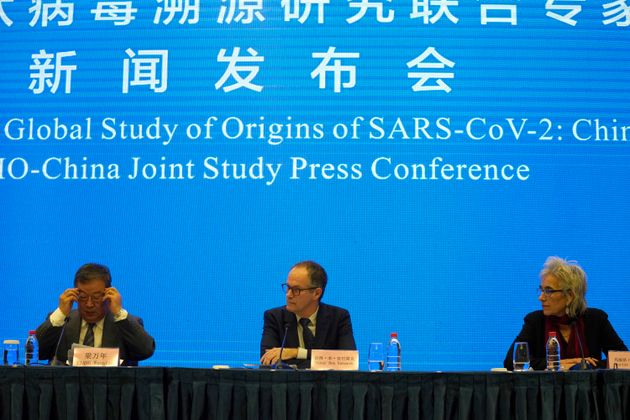 Marion Koopmans (à droite) et Peter Ben Embarek (au centre), à côté du représentant chinois Liang Wannian (à gauche) lors de la conférence de presse de fin de mission de l'OMS en Chine le 9 février 2021 (AP Photo/Ng Han Guan)