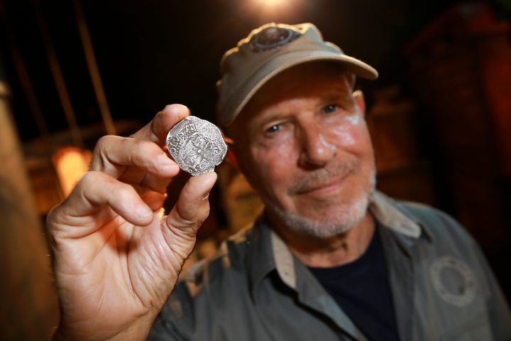 ウィダー号で発見されたコインを手にする、バリー・クリフォード氏（2019年7月5日）
