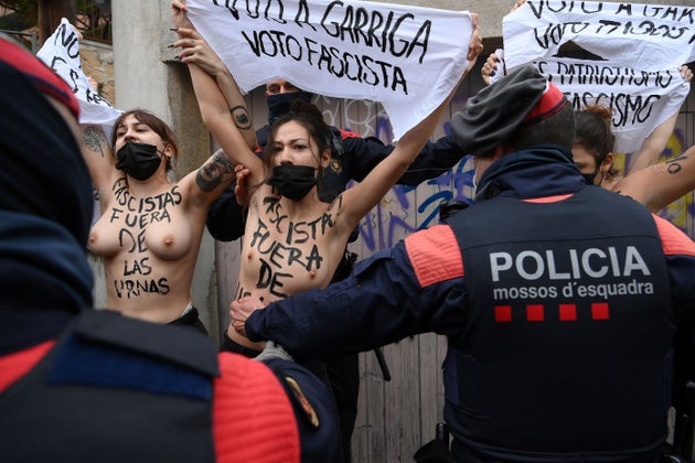 FEMEN protesta contra Garriga (Vox) en su colegio