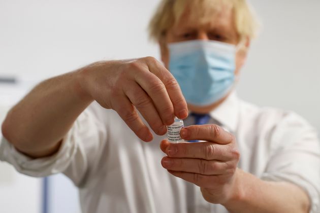 Boris Johnson visitant un centre de vaccination contre le coronavirus à Derby, le 8 février