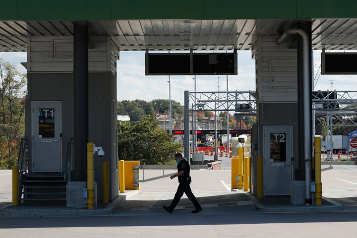 Un agent de l'ASFC se déplace entre deux points de contrôle, au poste frontalier des Mille-Îles États-Unis / Canada à Lansdowne, en Ontario, le lundi 28 septembre 2020. (photo d'archive)