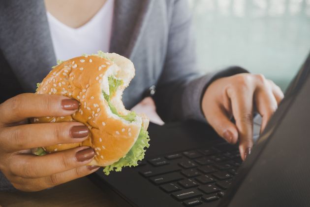 Un décret autorise les salariés à manger dans des locaux dédiés au travail (photo d'illustration)