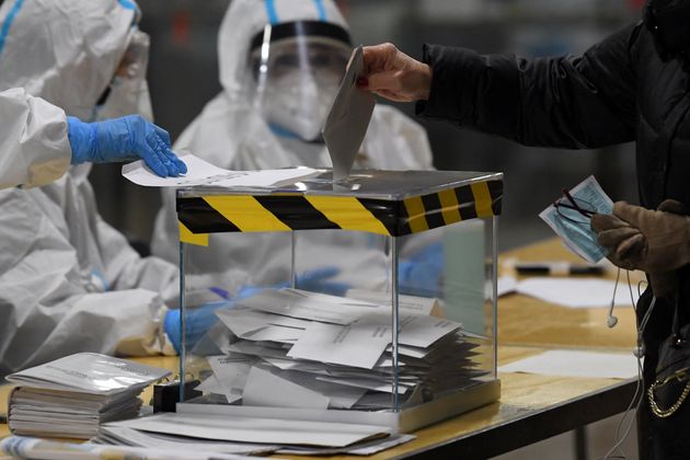 Dans un bureau de vote du marché Ninot, à Barcelone En Espagne, lors des élections régionales en Catalogne, le 14 février 2021.