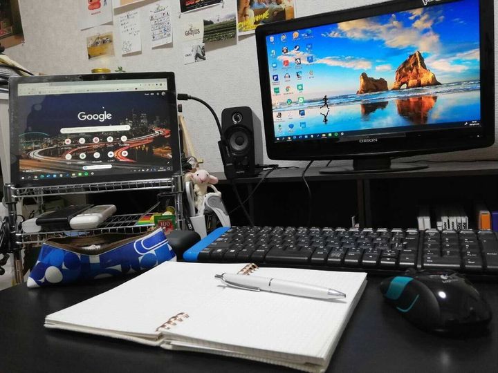 伊藤さんの勉強机。左奥にある Surface Pro をタブレットモードで使うことで、机上のスペースを確保している