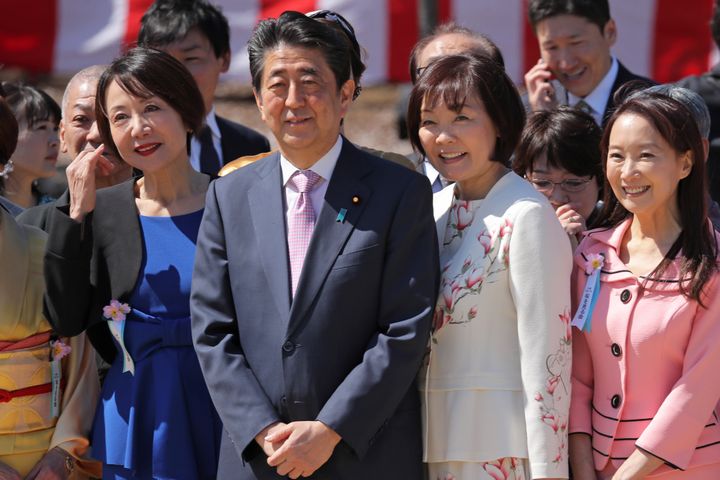 「桜を見る会」の安倍元首相夫妻 撮影日：2019年04月13日