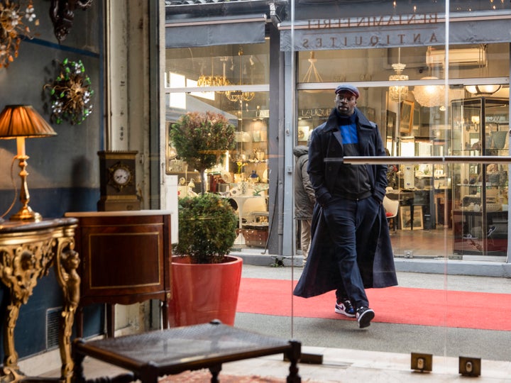 Omar Sy con otro modelo de Air Jordan y una gorra plana. 