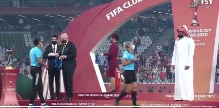 Ce cheikh du Qatar a-t-il refusé de saluer deux arbitres femmes?