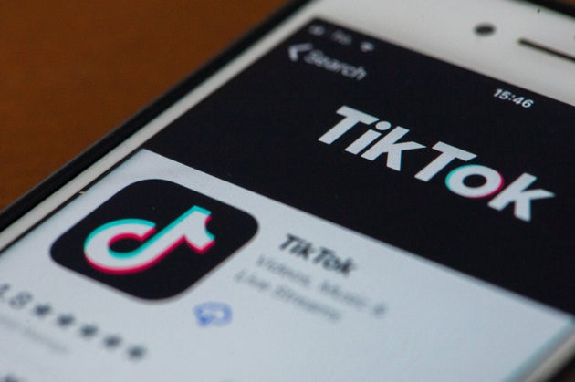 Un utilisateur de TikTok sur son iPhone à L'Aquila en Italie, le 23 janvier 2021.