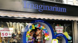 El cartel en la puerta de un Imaginarium impacta y conmueve a partes