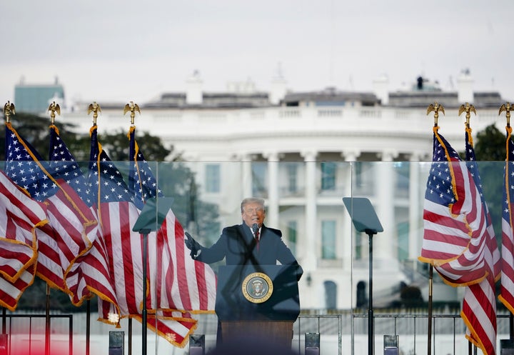 暴動前に支持者に向かってスピーチするトランプ氏。選挙では不正があったと根拠のない主張を繰り返した（2021年1月6日）